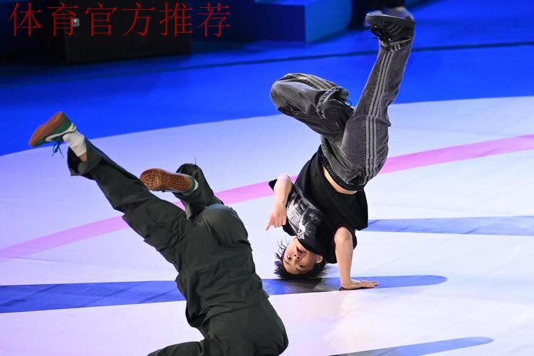 霹雳舞女子组决赛 刘清漪战胜对手成功卫冕 霹雳舞女子组决赛 刘清漪战胜对手成功卫冕